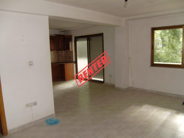 Apartament per zyra me qira ne rrugen Sami Frasheri ne Tirane.
Ambienti ndodhet ne katin e 2-te &nb